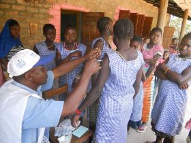 18_Der Doktor impft.JPG