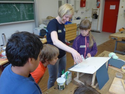 Die Schüler einer 2. Klasse hatten viel Spaß beim Bau einer Wasserauffanganlage Die Schüler einer 2. Klasse hatten viel Spaß beim Bau einer Wasserauffanganlage