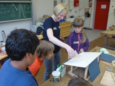 Die Schüler einer 2. Klasse hatten viel Spaß beim Bau einer Wasserauffanganlage